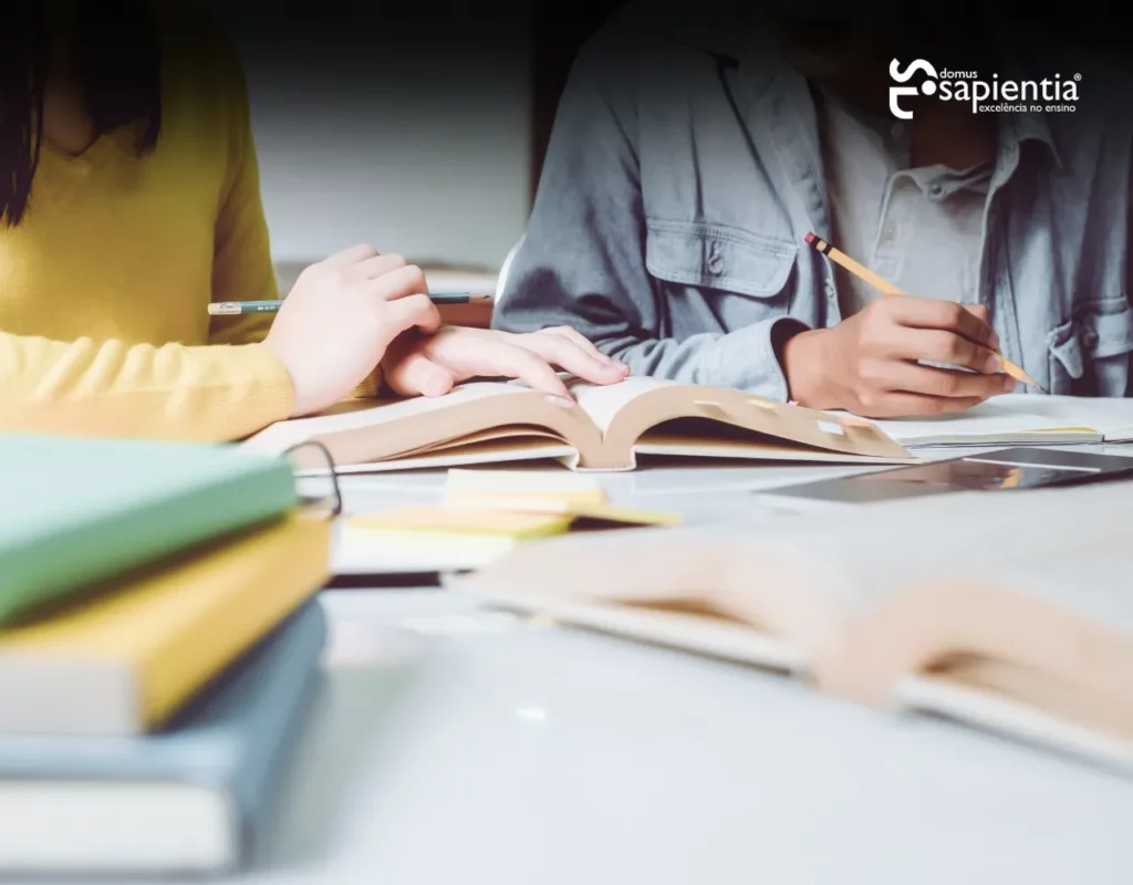 aluno com explicadores