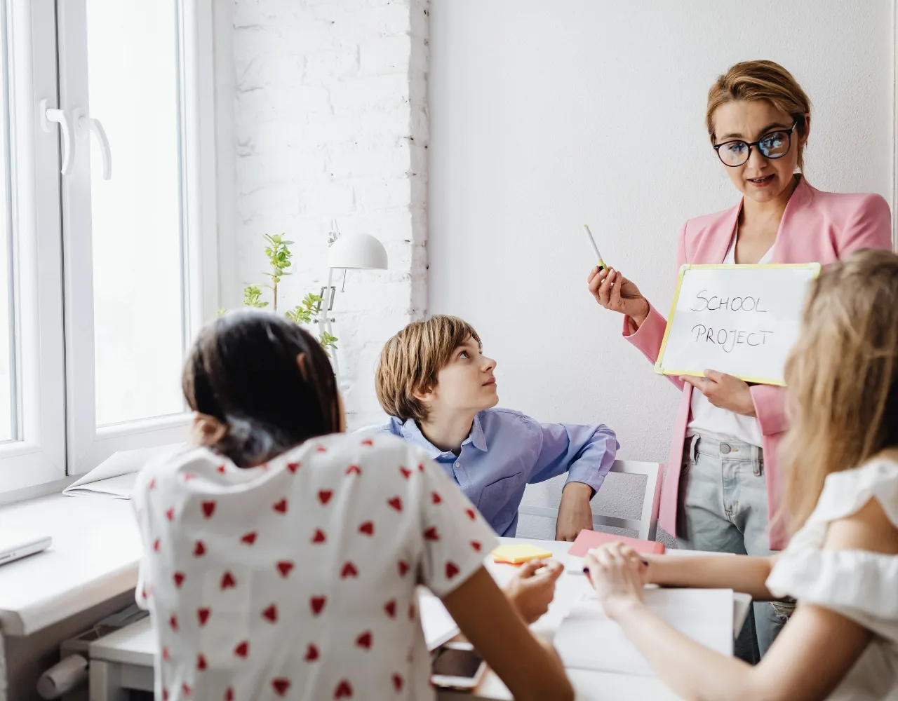 três alunos a beneficiar do apoio de um dos explicadores da Sapientia