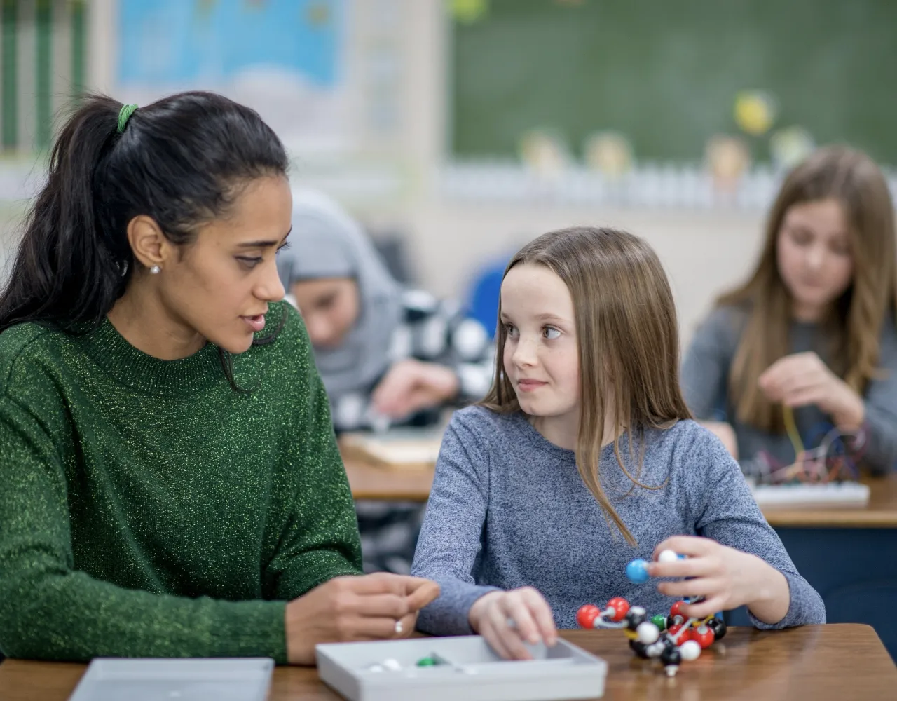 Uma menina a ter explicação com um dos explicadores da Sapientia