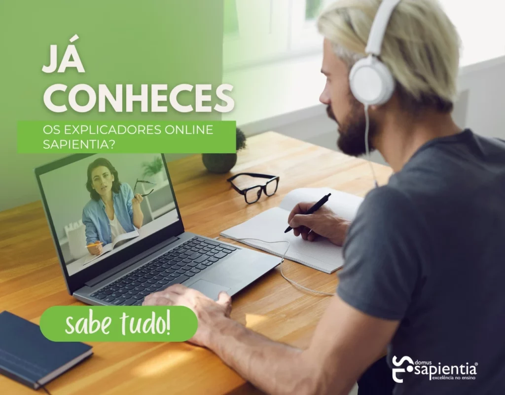 Homem com fones de ouvido tomando notas enquanto assiste a uma palestra em um laptop. Texto na tela promove os serviços de tutoria online da Sapientia.