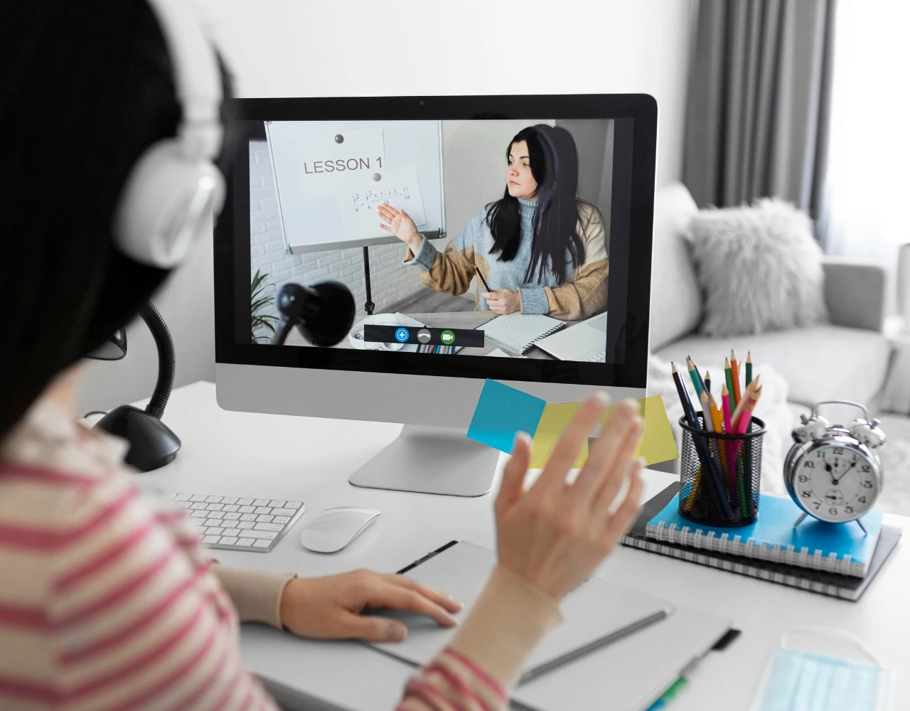 jovem a ter aulas com explicadores online
