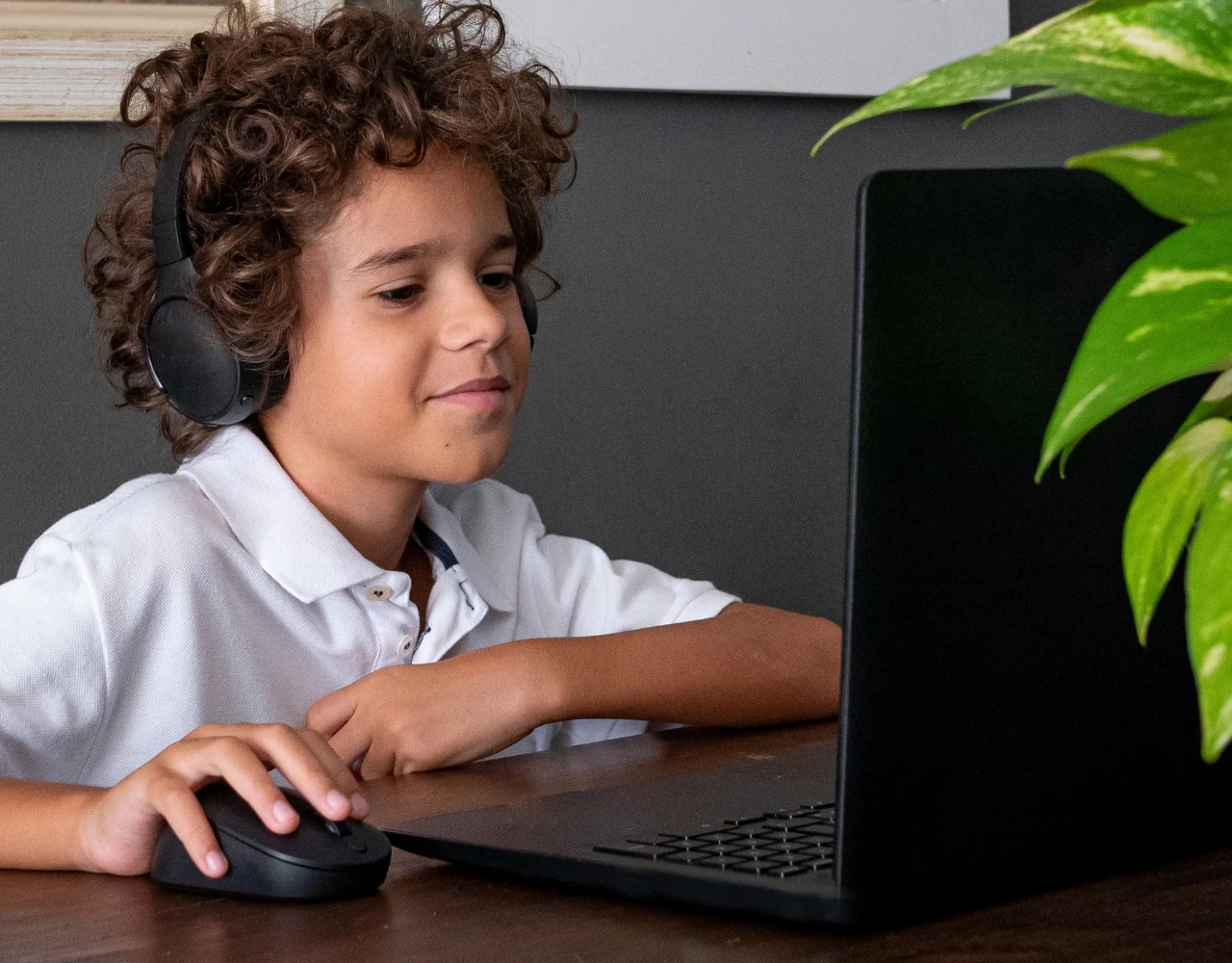 menino a ter o apoio dos seus explicadores online de confiança