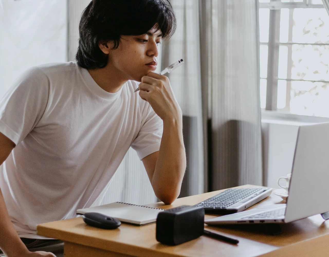 jovem atento às indicações dos seus explicadores online
