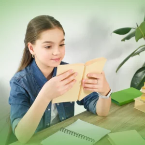 Jovem lendo um livro numa secretária, rodeada de outros livros e plantas, numa sala serena e bem iluminada com Explicações de Língua Portuguesa 5.º Ano. Mensalidades.