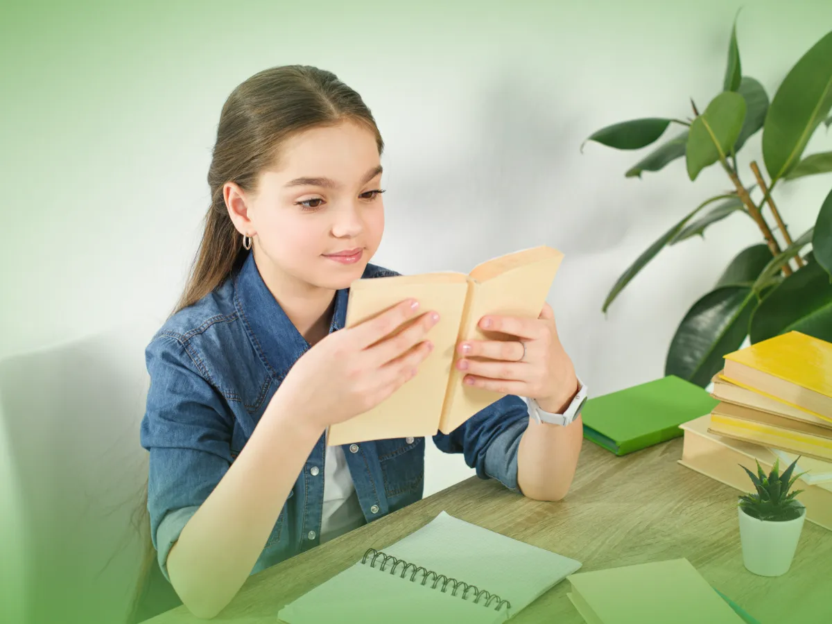 Jovem lendo um livro numa secretária, rodeada de outros livros e plantas, numa sala serena e bem iluminada com Explicações de Língua Portuguesa 5.º Ano. Mensalidades.