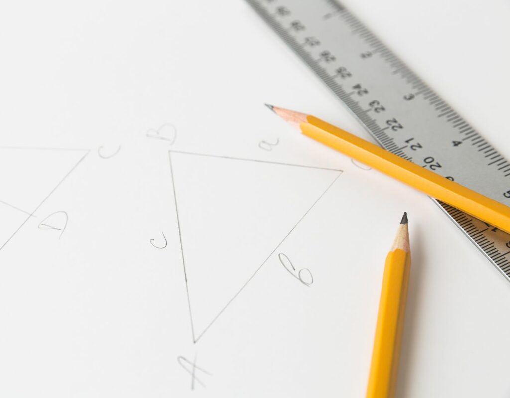 Explicações de geometria descritiva com o auxílio de uma régua e lápis.