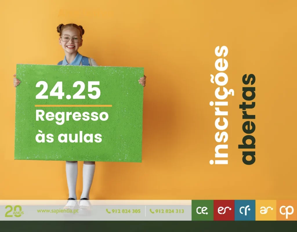 Uma criança uniformizada sorri enquanto segura uma placa verde com os dizeres "24.25 Regresso às aulas". O fundo laranja apresenta um texto vertical branco à direita que diz "inscrições abertas". Os logotipos estão na parte inferior, criando uma atmosfera convidativa para o novo período escolar.
