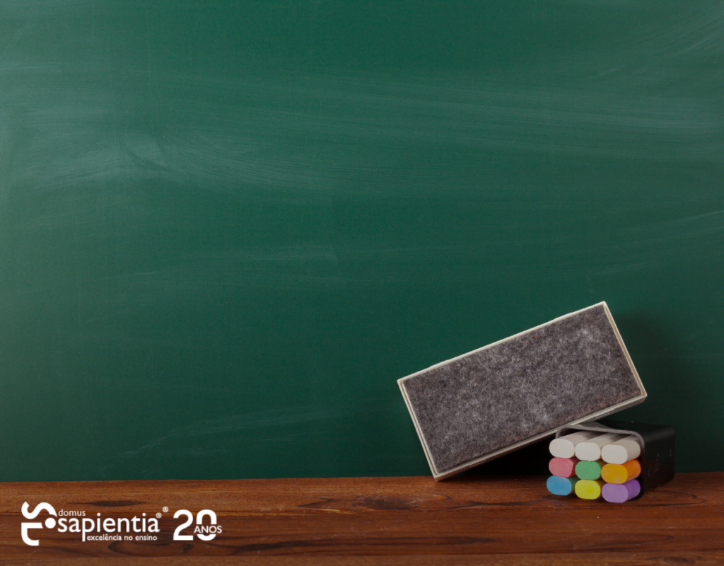 Uma lousa em frente a uma mesa para explicar a história.