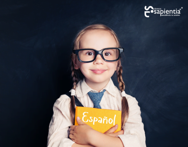 Uma menina nas explicações de espanhol