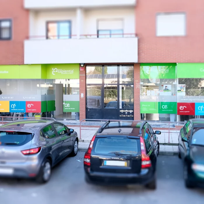 Um grupo de carros estacionados em frente a um prédio.