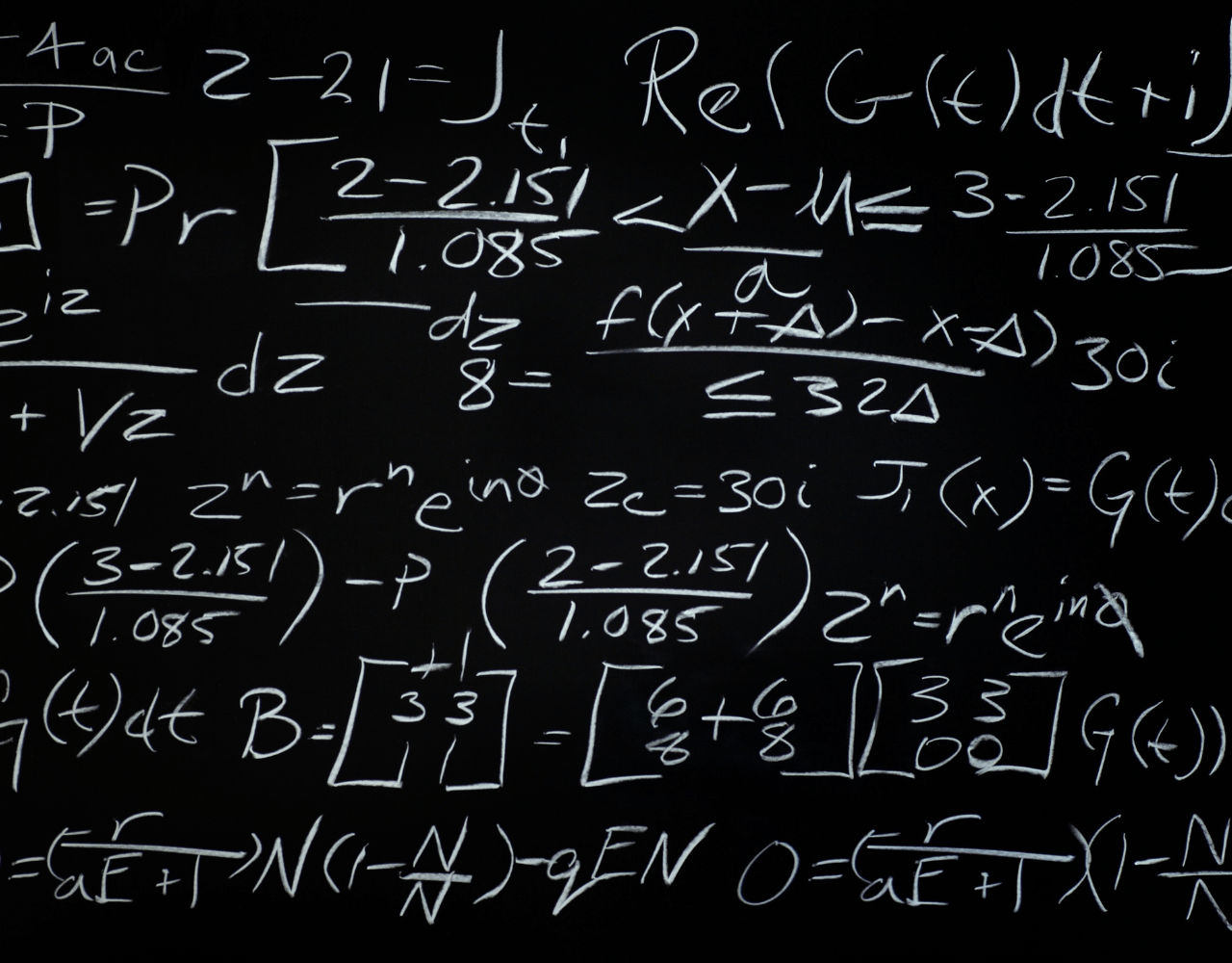 Fórmulas matemáticas escritas em um quadro negro.