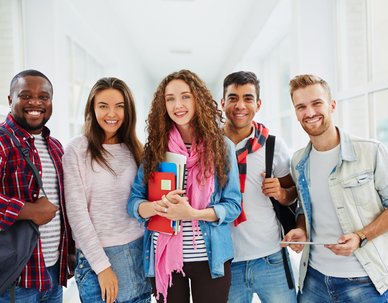Um grupo de estudantes reunidos em um corredor.