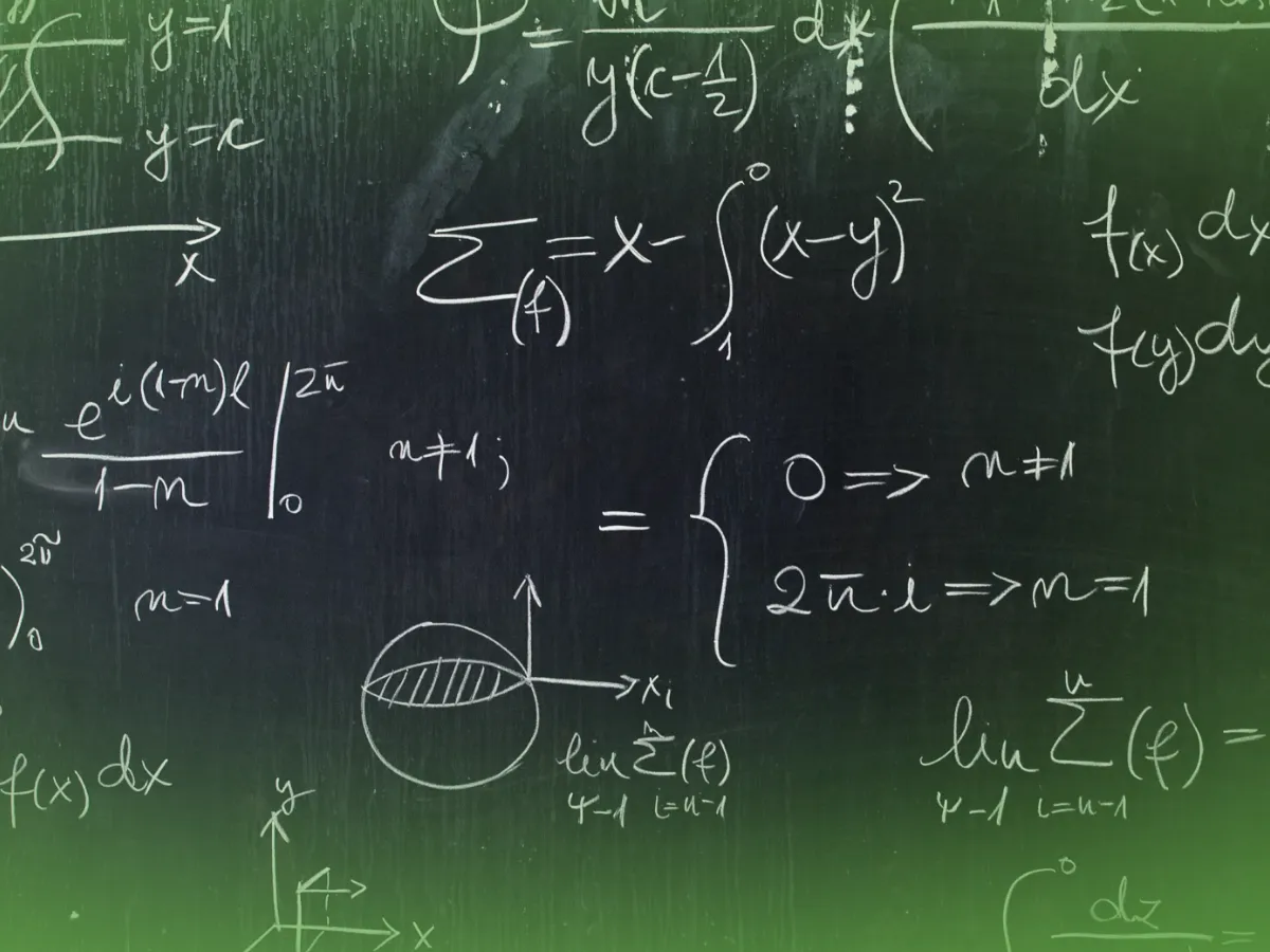 Explicações de Álgebra Linear UN . Pacote de Horas repleto de equações e fórmulas matemáticas manuscritas, com símbolos e diagramas em giz branco sobre fundo verde.