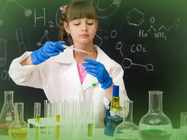 Jovem com jaleco realizando uma experiência científica, segurando uma pipeta e um tubo de ensaio, com fórmulas químicas num quadro negro atrás dela usando Explicações de Ciências Naturais 8.º Ano. Pacote de Horas.