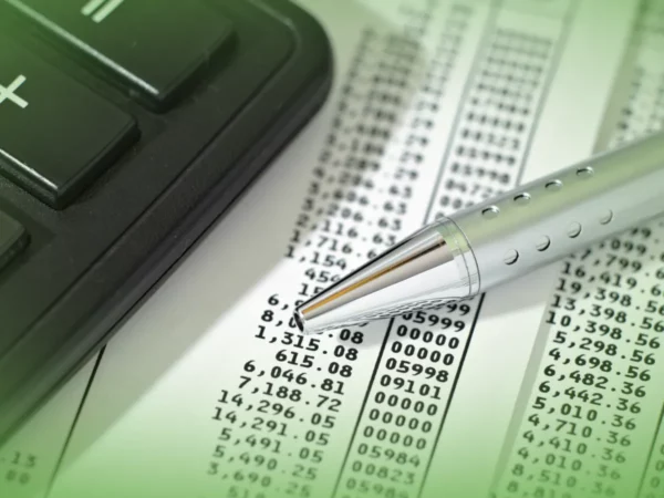 Explicações de Contabilidade ONU . Pacote de Horas e uma caneta prateada estão sobre uma planilha impressa com dados numéricos.