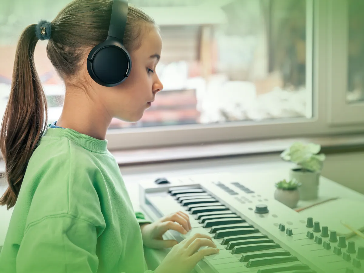 Uma jovem com fones de ouvido toca Explicações de Educação Musical 6.º Ano. Pacote de Horas, focado intensamente em sua música.