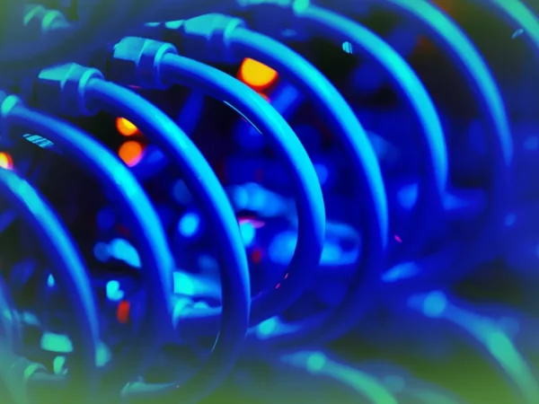 Close-up de azul brilhante Explicações de Eletricidade e Magnetismo ONU . Cabos Pacote de Horas com foco seletivo, destacando conectividade e tecnologia moderna.