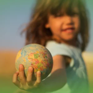 Jovem segurando uma Explicações de Estudo do Meio 1.º Ano. Pacote de Horas em direção à câmera com fundo desfocado.