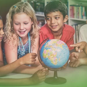 Quatro crianças de diversas origens interagem com Explicações de Estudo do Meio 2.º Ano, Pacote de Horas em sala de aula, demonstrando curiosidade e prazer.