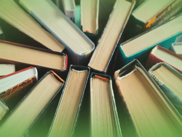 Vista aérea de um conjunto de livros Explicações de Filosofia 11.º Ano dispostos em padrão circular com as lombadas voltadas para dentro.