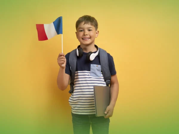 Um menino com mochila e fones de ouvido, segurando um livro e uma bandeira francesa, contra um fundo gradiente verde-amarelo.
Nome do Produto: Explicações de Francês 7.º Ano . Pacote de Horas