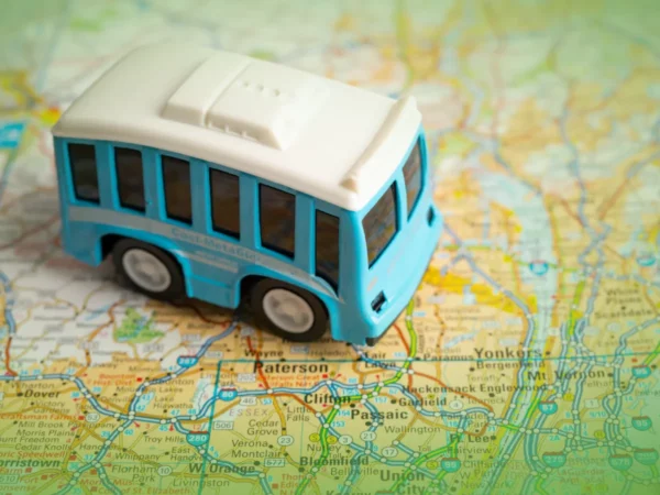 Um pacote especializado de aulas de geografia para alunos do 10º ano colocado em um mapa colorido, com cidades próximas como Yonkers e Patterson visíveis ao fundo.