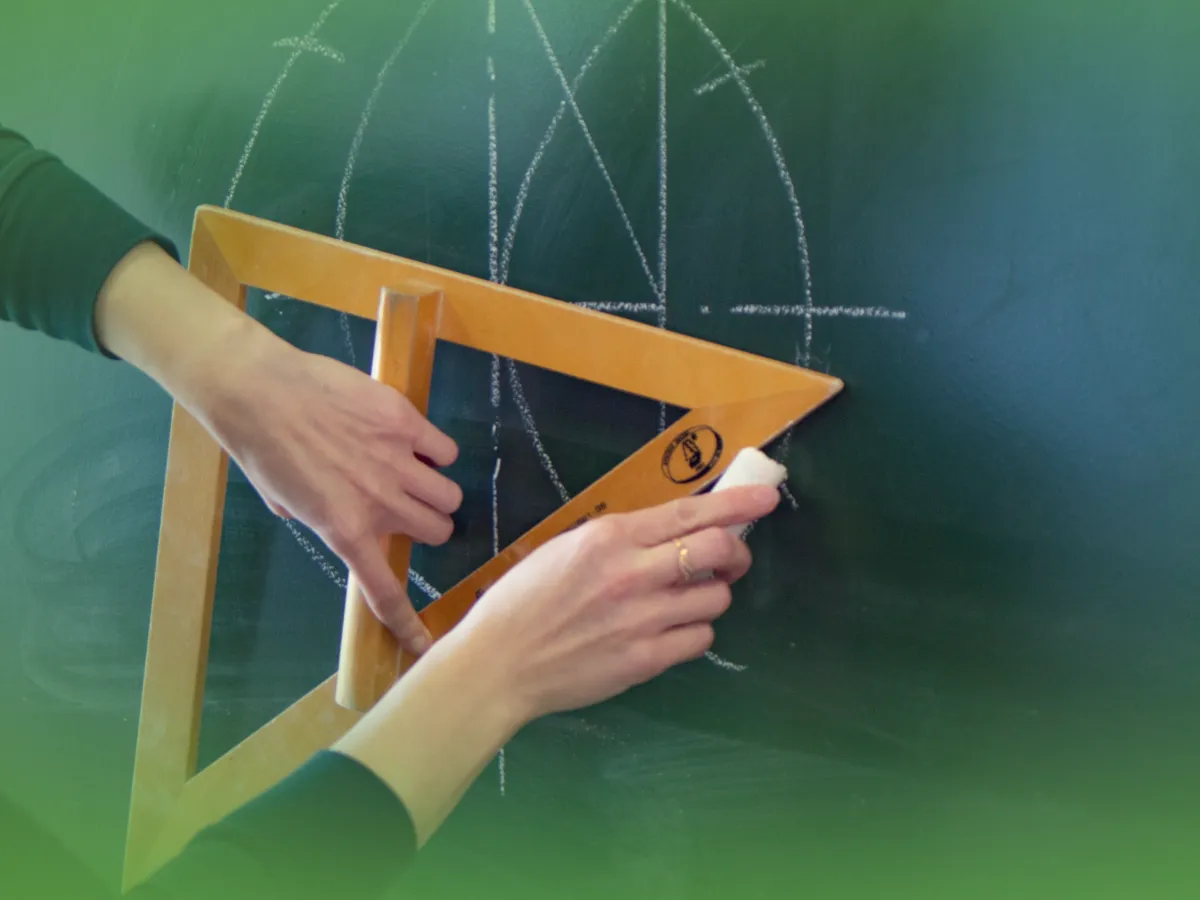 Uma pessoa usando Explicações de Geometria Descritiva A 10.º Ano . Pacote de Horas para desenhar linhas brancas em um quadro verde, com efeito de desfoque enfatizando o movimento do desenho.