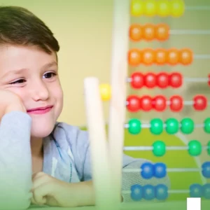 Rapaz sorridente, com o queixo apoiado na mão, a olhar para Explicações de Matemática 1.º Ano. Pacote de Horas em sala de aula.