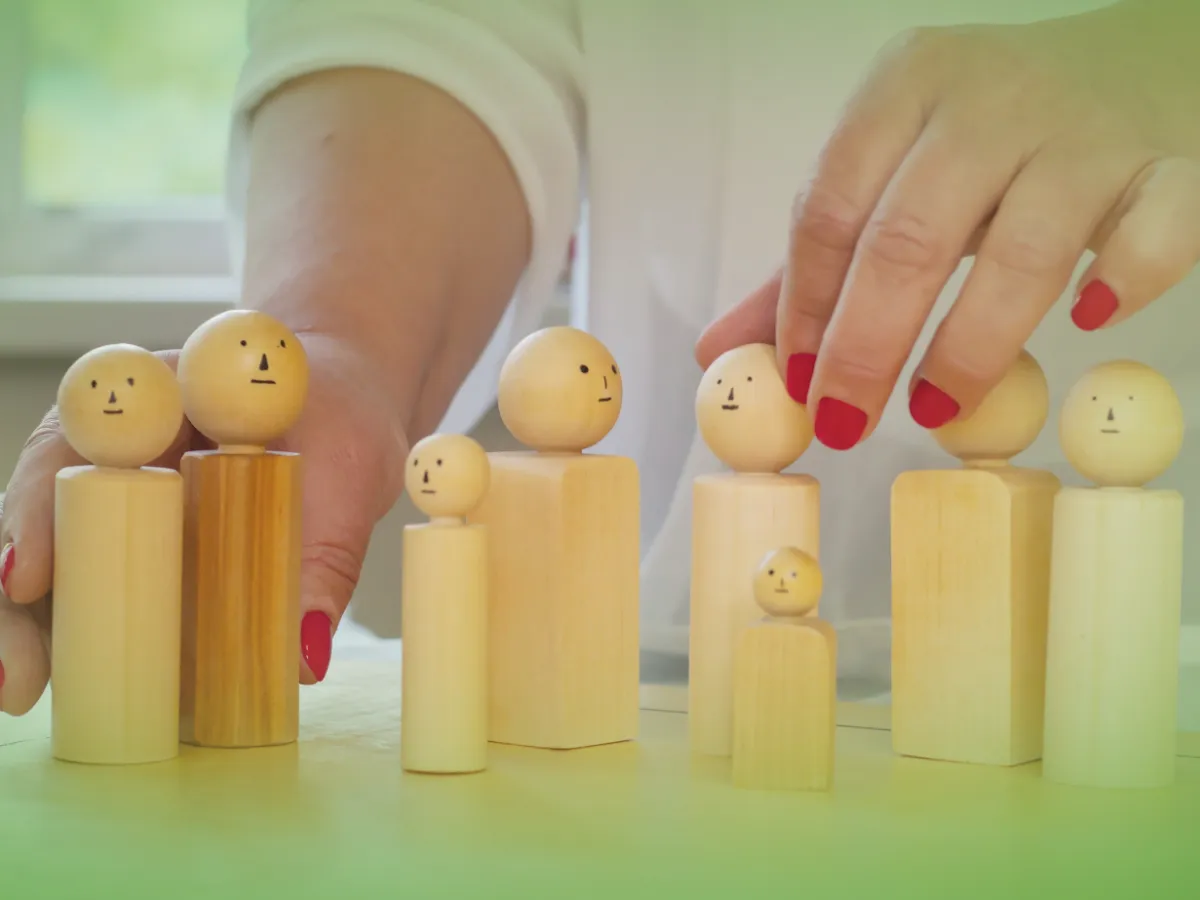 Pessoa que organiza as Explicações de Sociologia 12.º Ano . Pacote de Horas sobre mesa, representando uma família ou grupo de pessoas.