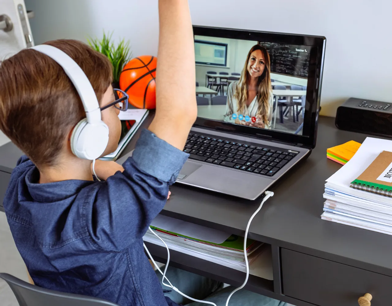 criança a ter explicações das suas disciplinas escolares