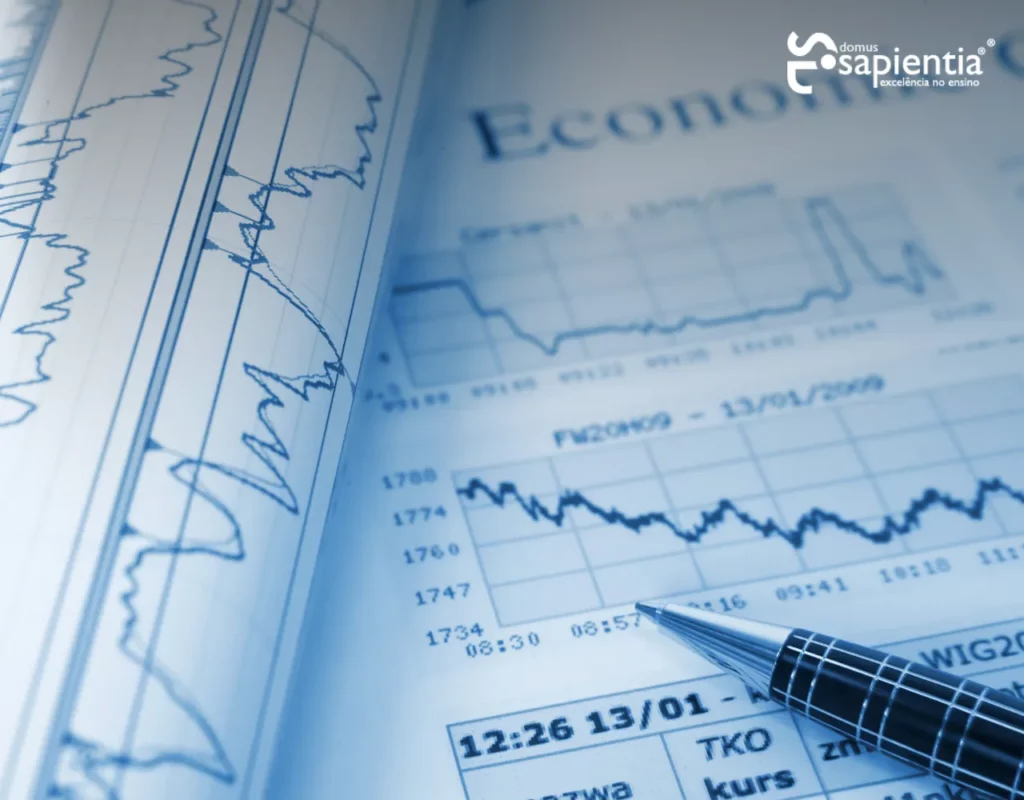 Uma caneta fica em cima de um pedaço de papel com gráficos.