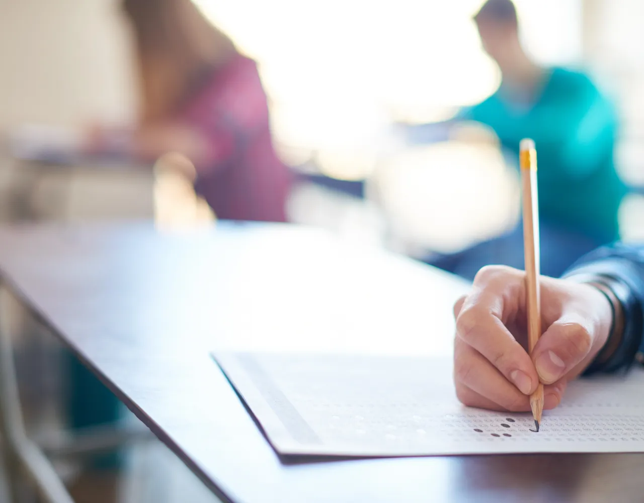 Jovem enquanto faz o seu Exame nacional de português