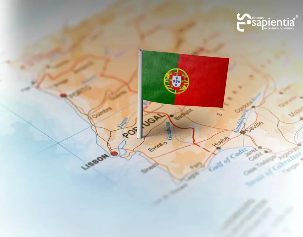 Uma bandeira portuguesa em miniatura identificada num mapa com foco em Lisboa, Portugal, com as áreas circundantes suavemente desfocadas.
