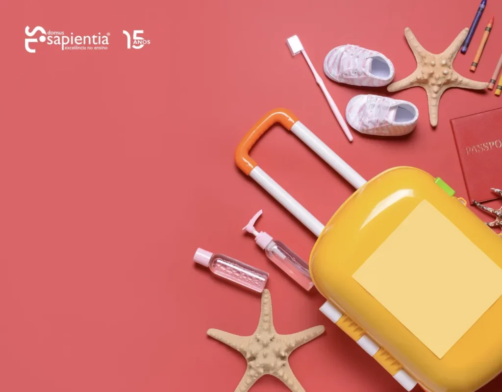 Mala amarela, escova de dentes, tênis rosa, desinfetante para as mãos, estrela do mar e passaporte espalhados em uma superfície vermelha.