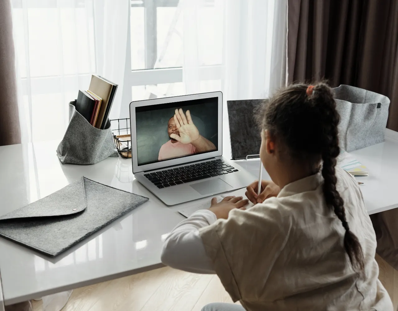 Uma criança durante uma aula online.