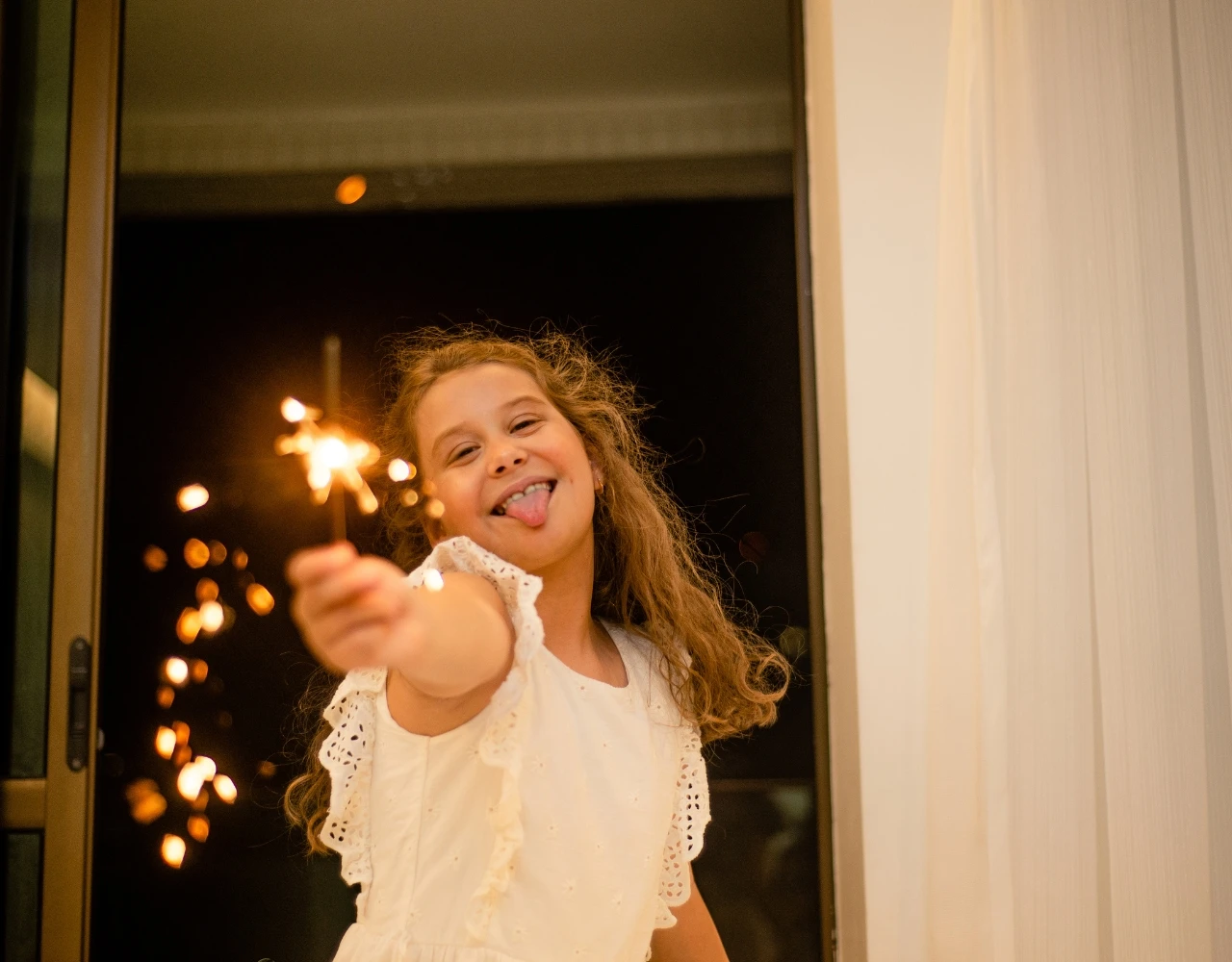 uma menina festeja a entrada no ano novo 2025