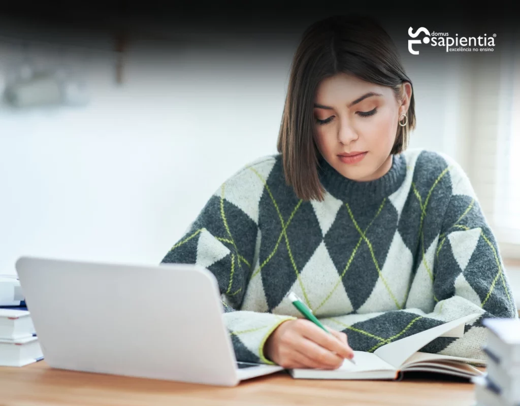 Uma aluna a ter aulas em casa com a Sapientia